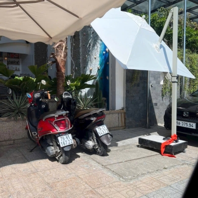 Dù lệch tâm vuông đế bê tông Dáng Nghiêng - Màu trắng