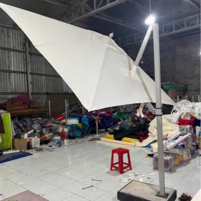 Dù lệch tâm vuông đế bê tông Dáng Nghiêng - Màu trắng kem